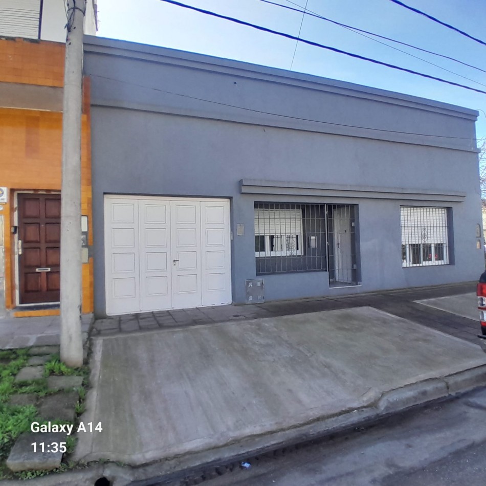 CASA RECICLADA DE 4 AMBIENTES EN BARRIO SARMIENTO