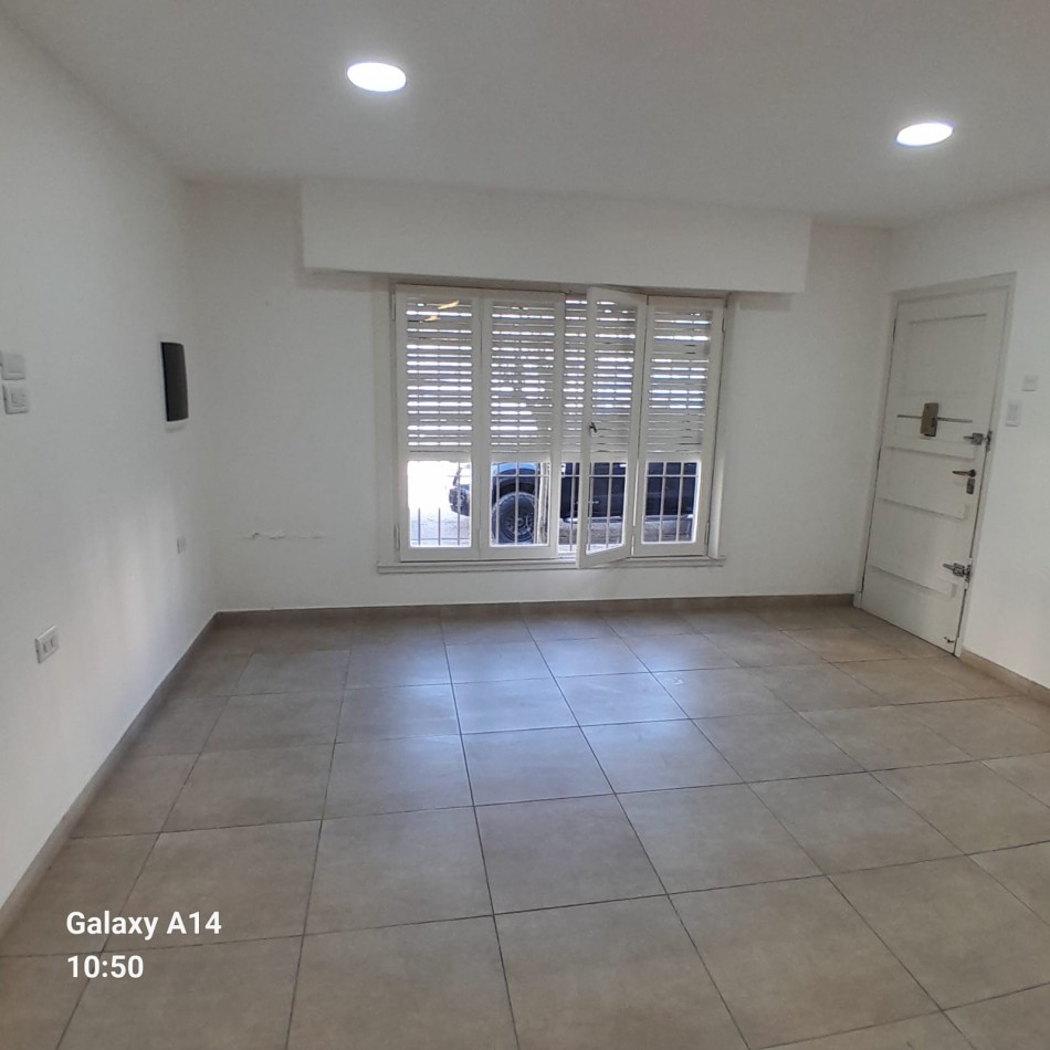 CASA RECICLADA DE 4 AMBIENTES EN BARRIO SARMIENTO