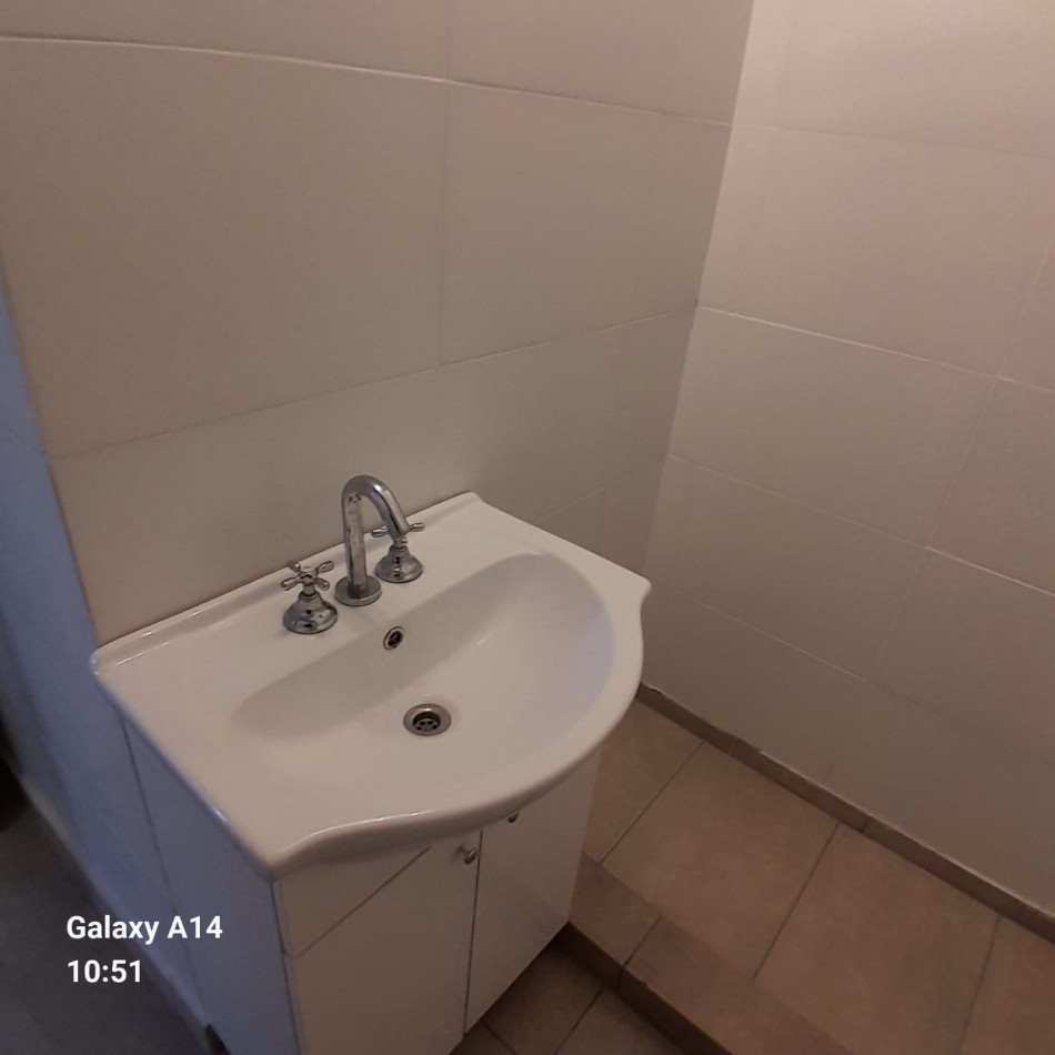 CASA RECICLADA DE 4 AMBIENTES EN BARRIO SARMIENTO