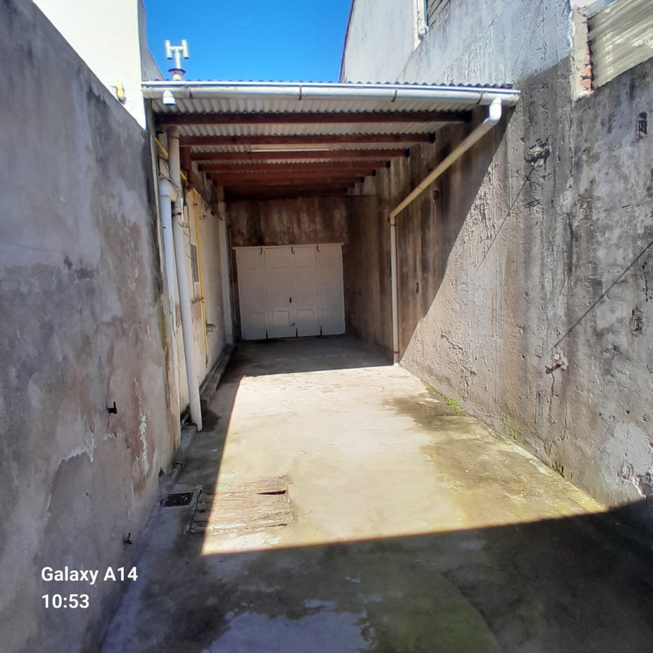 CASA RECICLADA DE 4 AMBIENTES EN BARRIO SARMIENTO