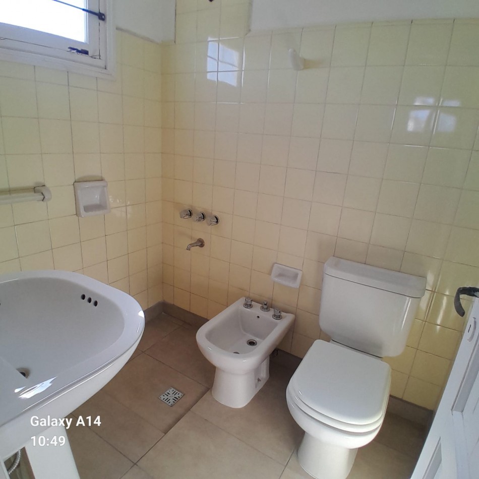 CASA RECICLADA DE 4 AMBIENTES EN BARRIO SARMIENTO