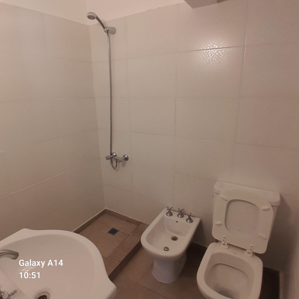 CASA RECICLADA DE 4 AMBIENTES EN BARRIO SARMIENTO