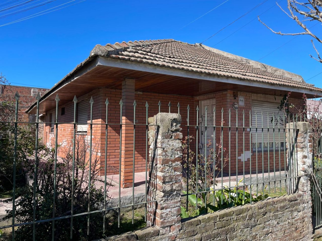 CHALET DE 3 AMBIENTES EN ESQUINA DE LIBERTAD Y TANDIL