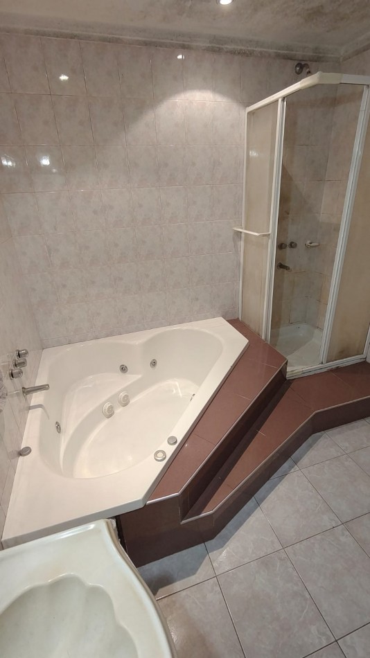 CASA EN BARRIO BOSQUE GRANDE, 3 AMBIENTES CON POSIBILIDAD DE MAS