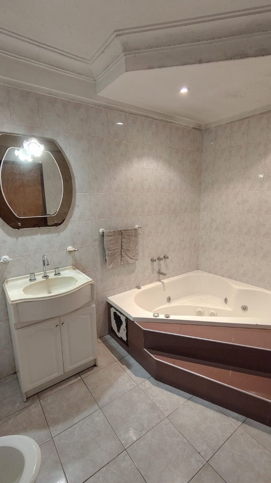 CASA EN BARRIO BOSQUE GRANDE, 3 AMBIENTES CON POSIBILIDAD DE MAS