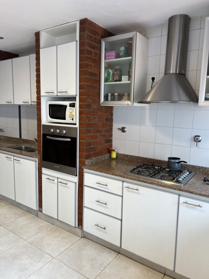 CHALET EN ALQUILER. APTO PROFESIONAL.