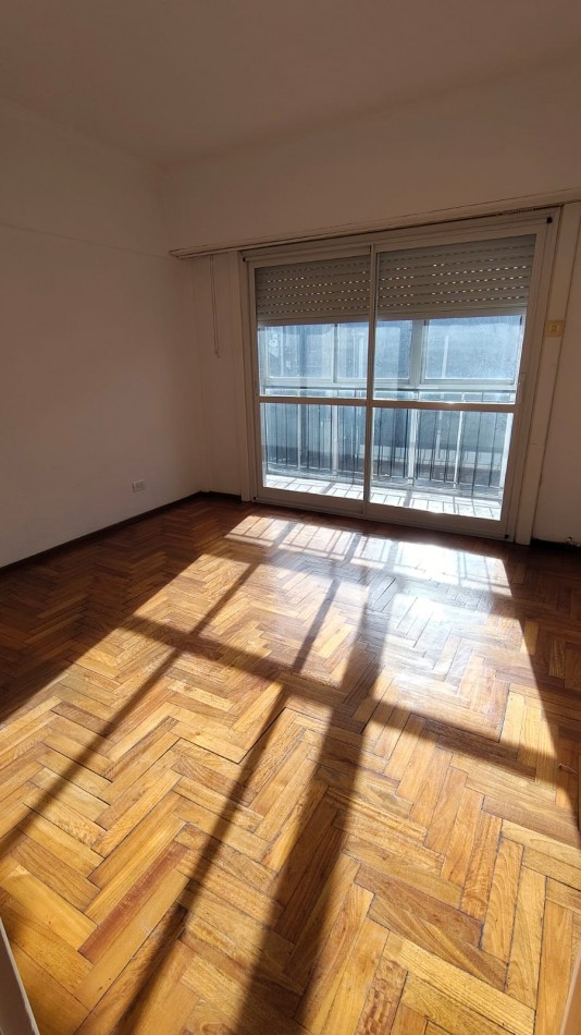 APTO CREDITO. DEPARTAMENTO DE TRES AMBIENTES CON BALCON. LURO Y SAN JUAN