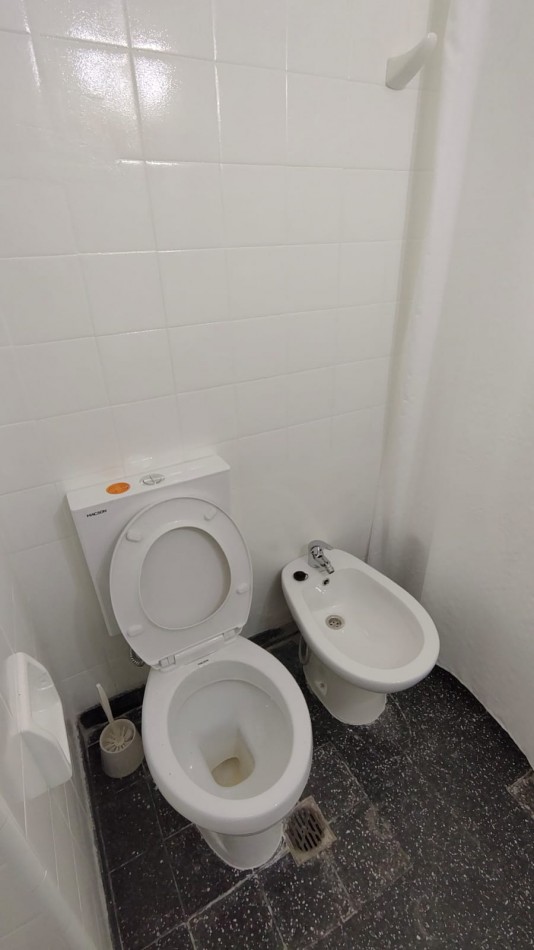 APTO CREDITO. DEPARTAMENTO DE TRES AMBIENTES CON BALCON. LURO Y SAN JUAN