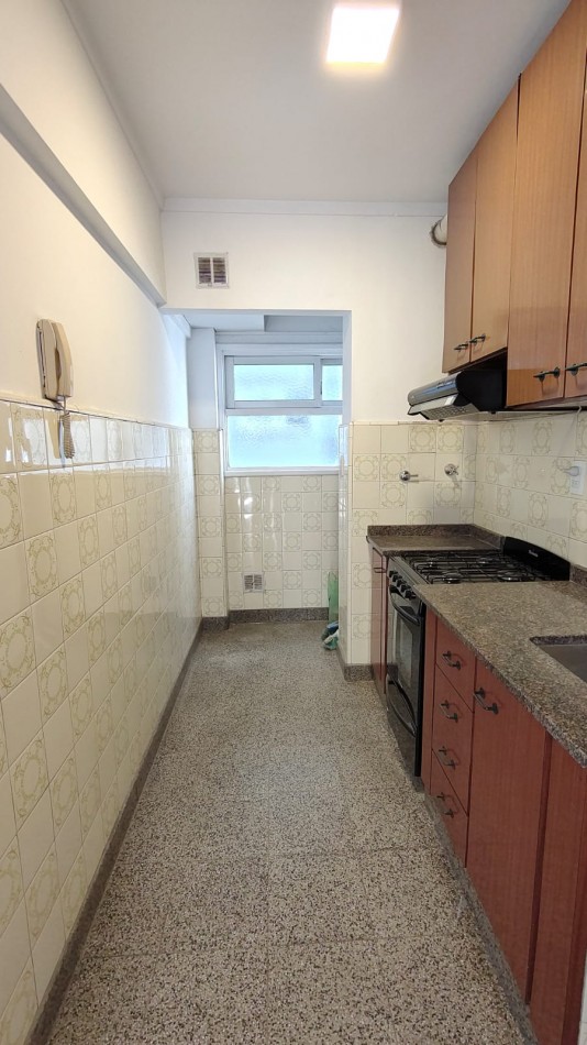 APTO CREDITO. DEPARTAMENTO DE TRES AMBIENTES CON BALCON. LURO Y SAN JUAN