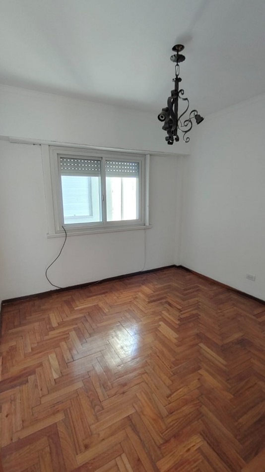 APTO CREDITO. DEPARTAMENTO DE TRES AMBIENTES CON BALCON. LURO Y SAN JUAN