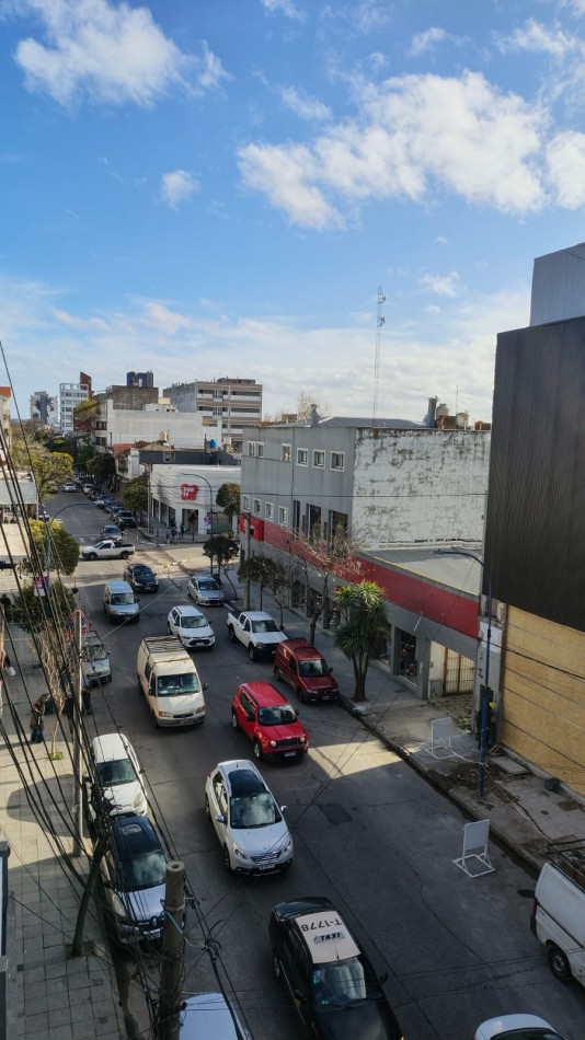 APTO CREDITO. DEPARTAMENTO DE TRES AMBIENTES CON BALCON. LURO Y SAN JUAN