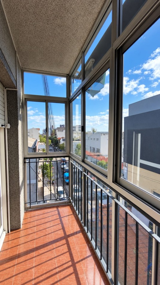 APTO CREDITO. DEPARTAMENTO DE TRES AMBIENTES CON BALCON. LURO Y SAN JUAN