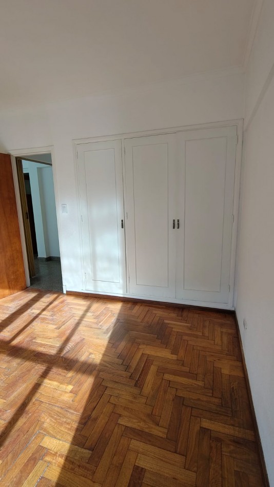 APTO CREDITO. DEPARTAMENTO DE TRES AMBIENTES CON BALCON. LURO Y SAN JUAN