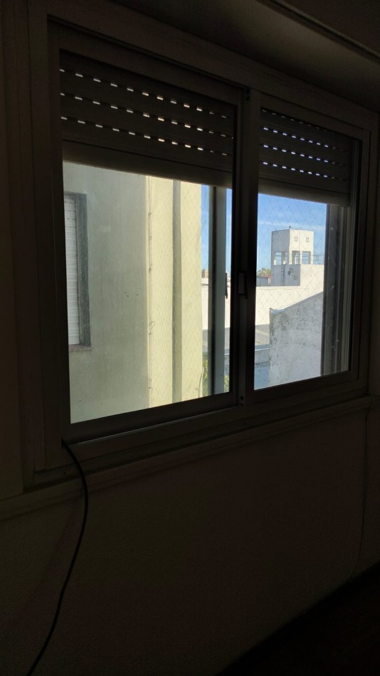 APTO CREDITO. DEPARTAMENTO DE TRES AMBIENTES CON BALCON. LURO Y SAN JUAN