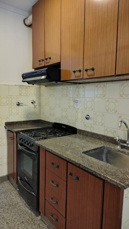 APTO CREDITO. DEPARTAMENTO DE TRES AMBIENTES CON BALCON. LURO Y SAN JUAN
