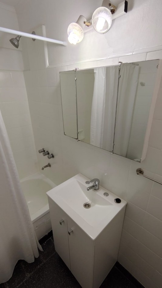 APTO CREDITO. DEPARTAMENTO DE TRES AMBIENTES CON BALCON. LURO Y SAN JUAN
