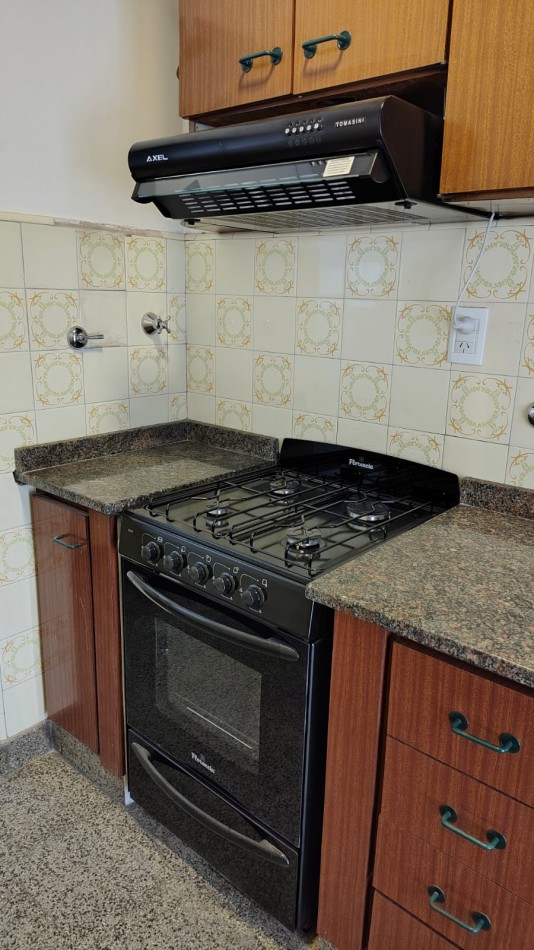 APTO CREDITO. DEPARTAMENTO DE TRES AMBIENTES CON BALCON. LURO Y SAN JUAN