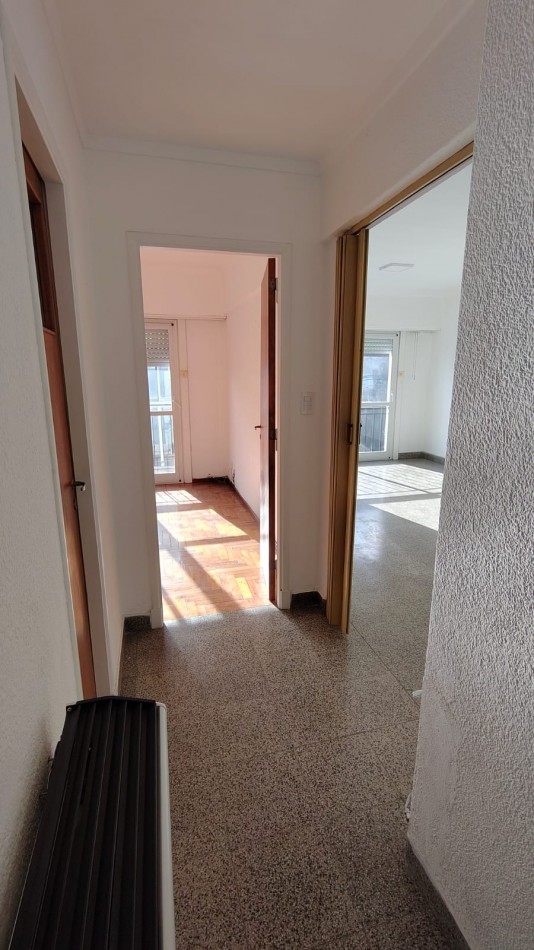 APTO CREDITO. DEPARTAMENTO DE TRES AMBIENTES CON BALCON. LURO Y SAN JUAN