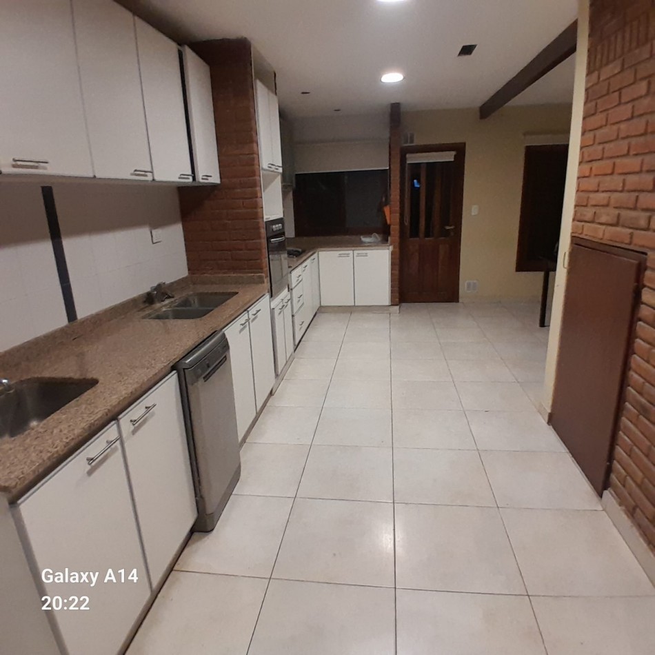 CHALET EN ALQUILER. APTO PROFESIONAL.