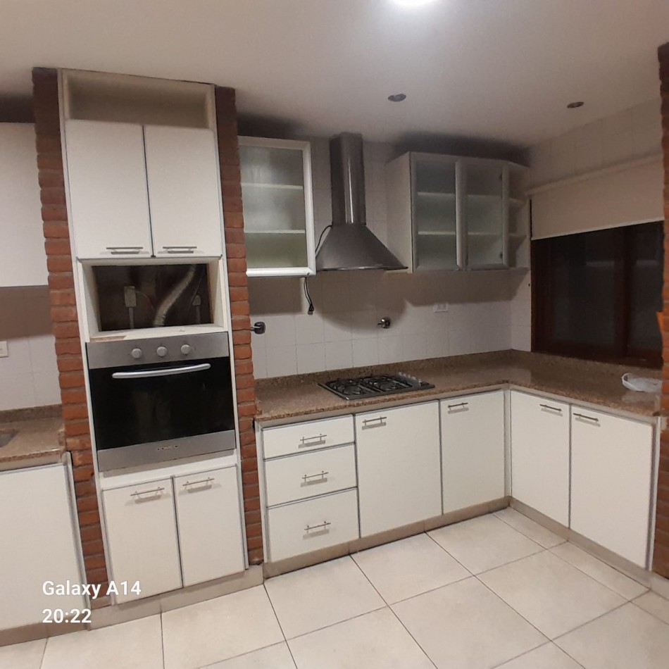 CHALET EN ALQUILER. APTO PROFESIONAL.