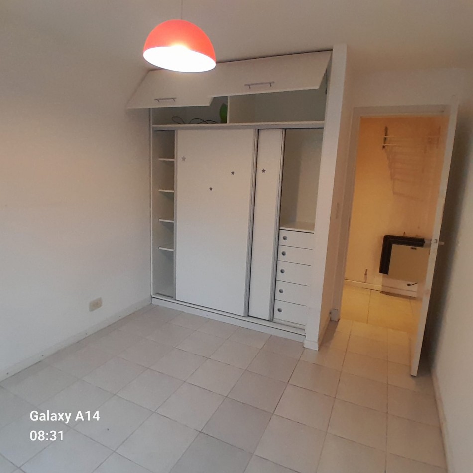 CASA DE 4 AMBIENTES EN BARRIO LOS TILOS