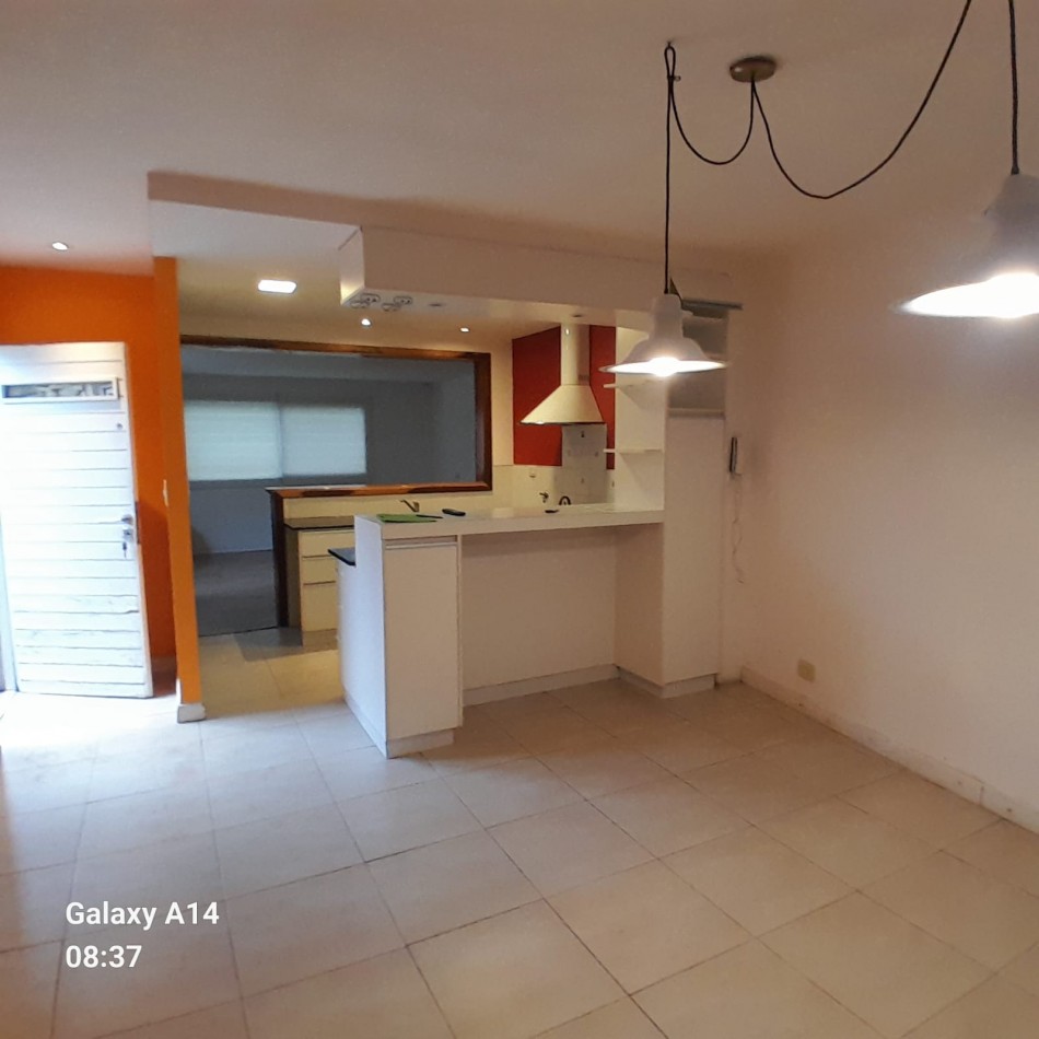 CASA DE 4 AMBIENTES EN BARRIO LOS TILOS