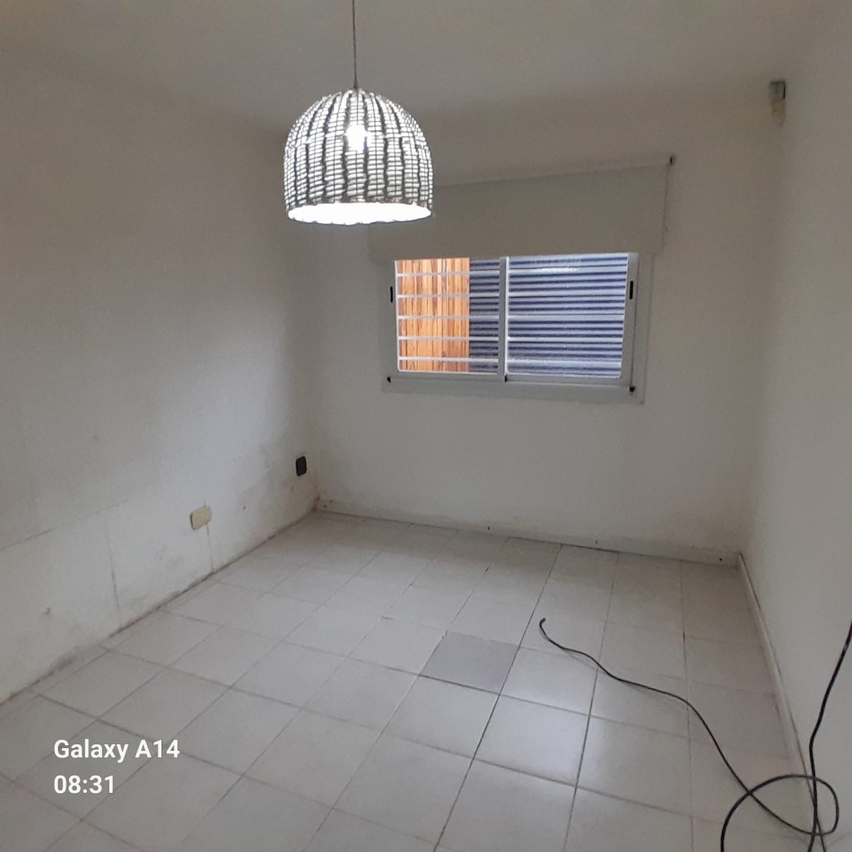 CASA DE 4 AMBIENTES EN BARRIO LOS TILOS