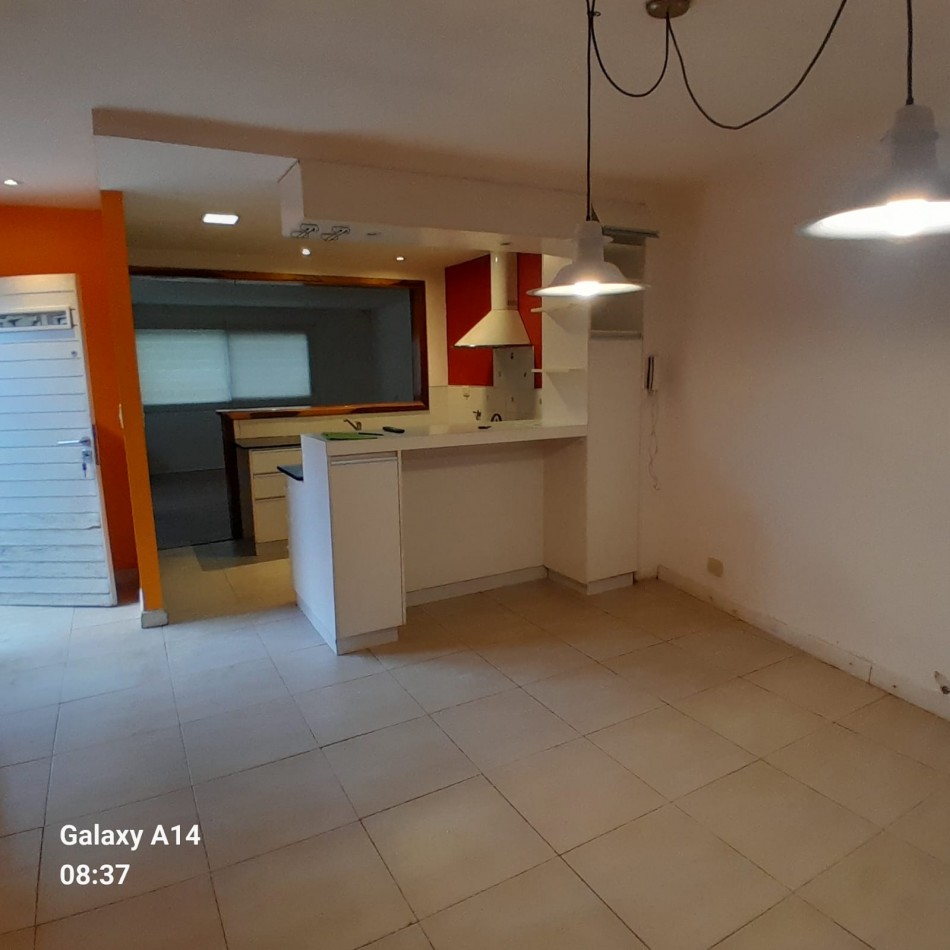 CASA DE 4 AMBIENTES EN BARRIO LOS TILOS
