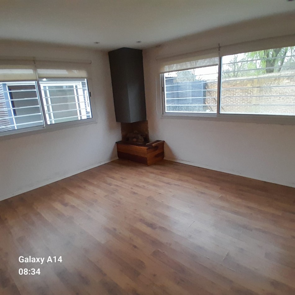 CASA DE 4 AMBIENTES EN BARRIO LOS TILOS