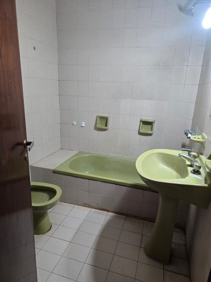 ALQUILER 24 MESES. CHALET 3 AMBIENTES CON COCHERA. RIVADAVIA 6900