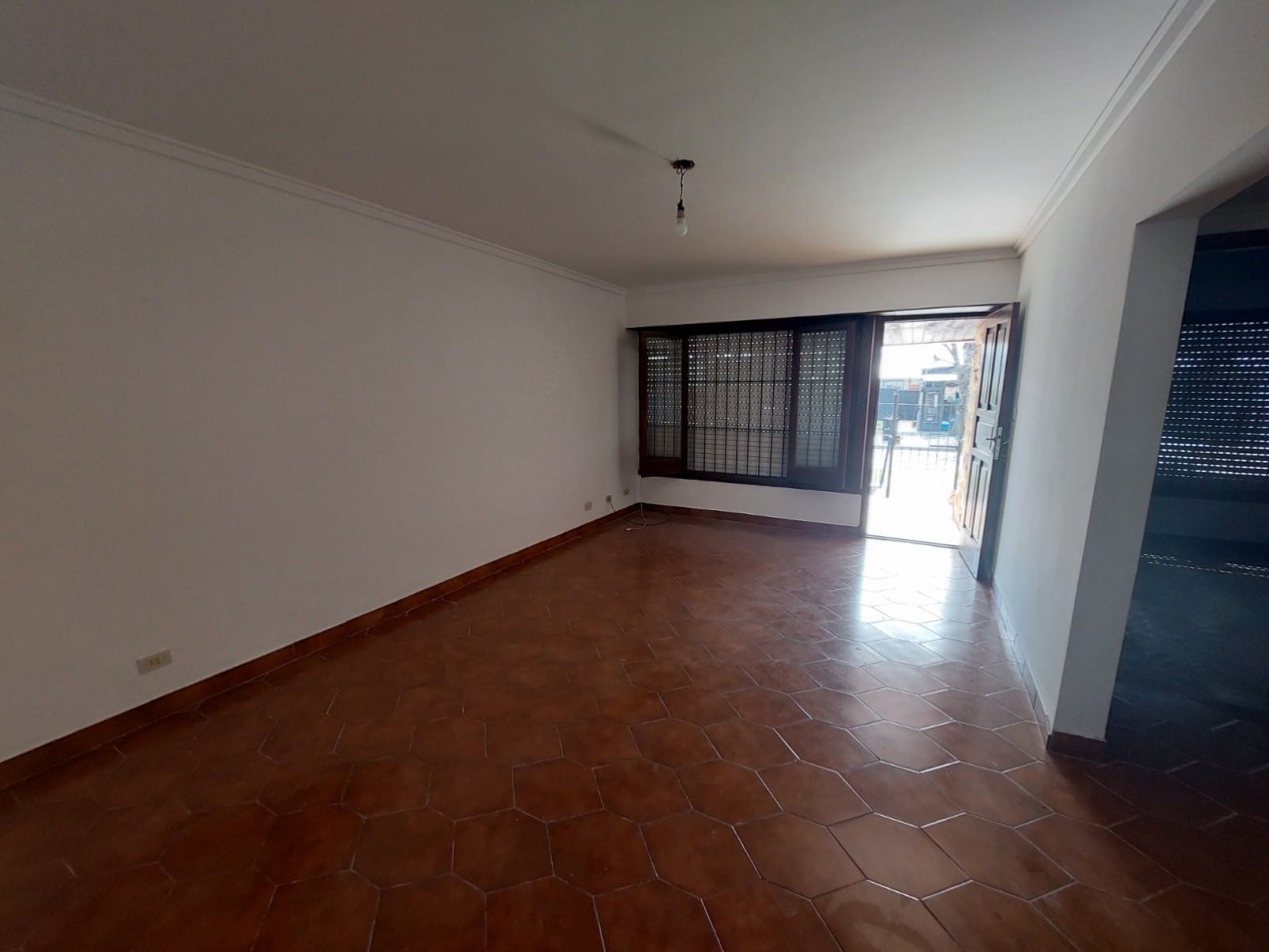 ALQUILER 24 MESES. CHALET 3 AMBIENTES CON COCHERA. RIVADAVIA 6900