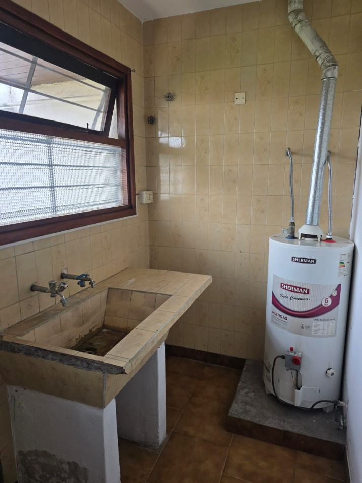 ALQUILER 24 MESES. CHALET 3 AMBIENTES CON COCHERA. RIVADAVIA 6900
