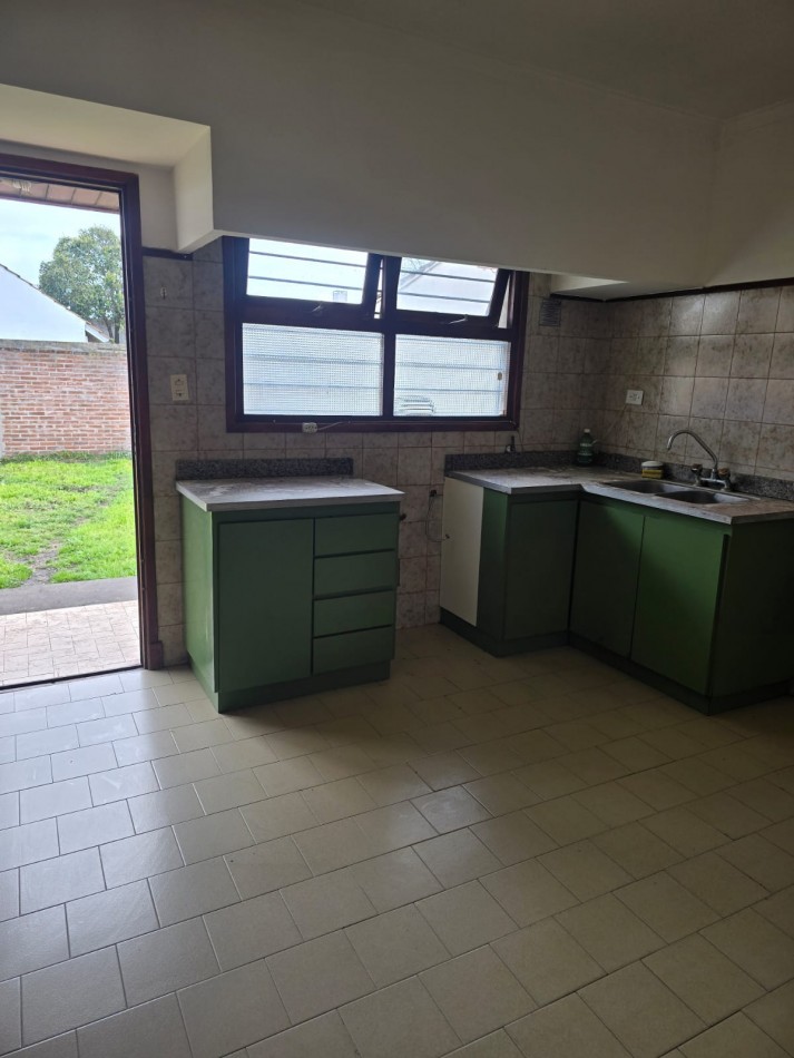 ALQUILER 24 MESES. CHALET 3 AMBIENTES CON COCHERA. RIVADAVIA 6900