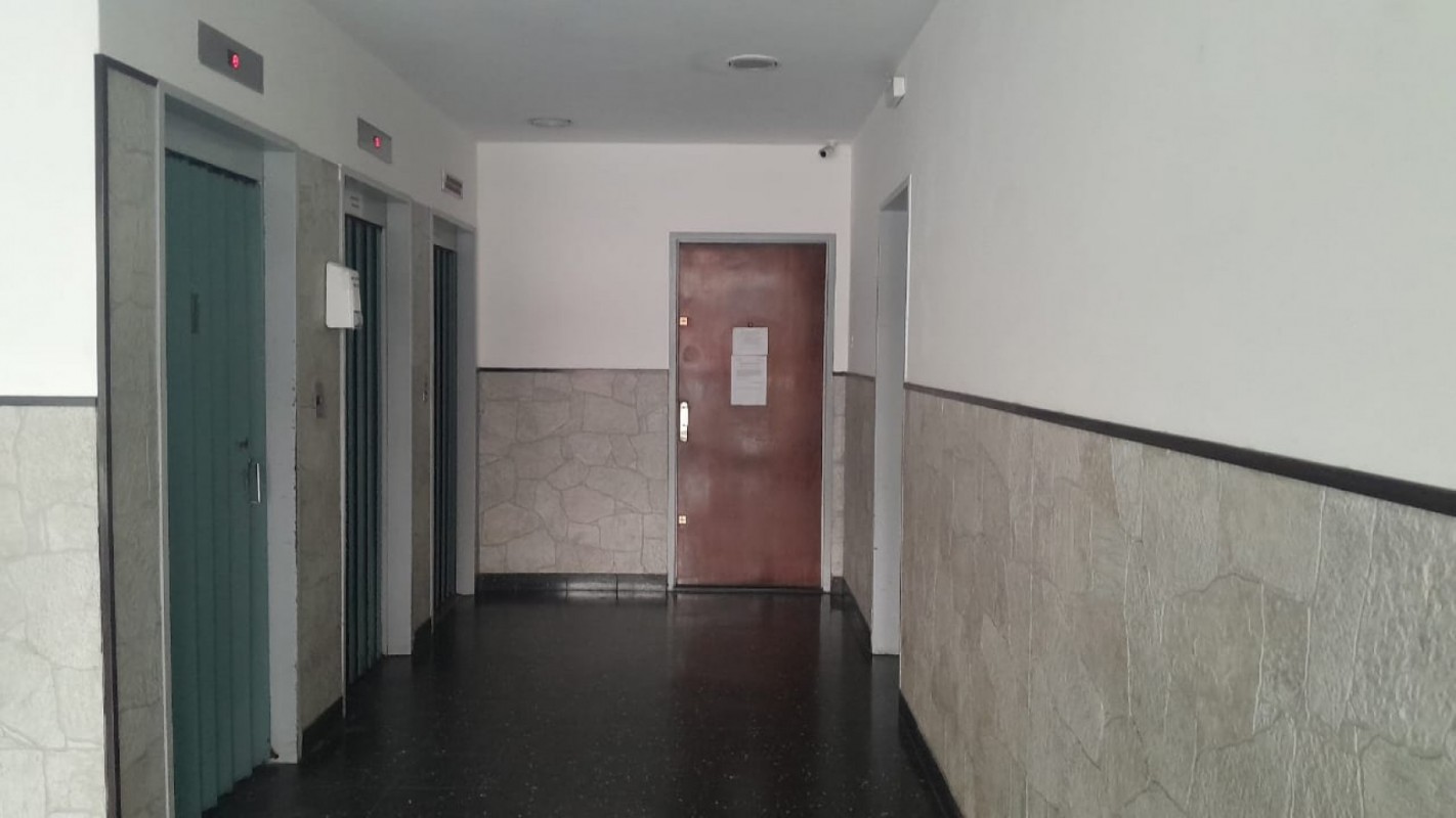 Departamento de 1 ambiente a la calle con Balcon. Plaza Rocha