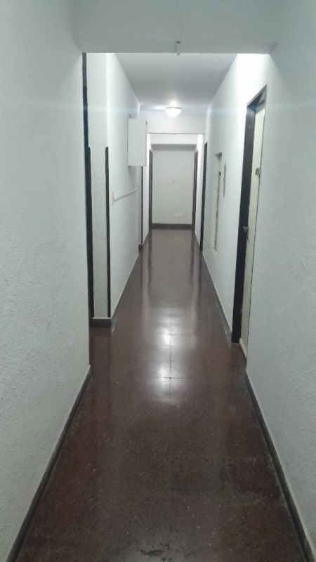 Departamento de 1 ambiente a la calle con Balcon. Plaza Rocha