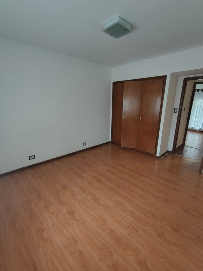 CHALET DE 4 AMBIENTES EN BARRIO CAISAMAR