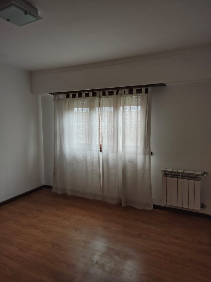 CHALET DE 4 AMBIENTES EN BARRIO CAISAMAR