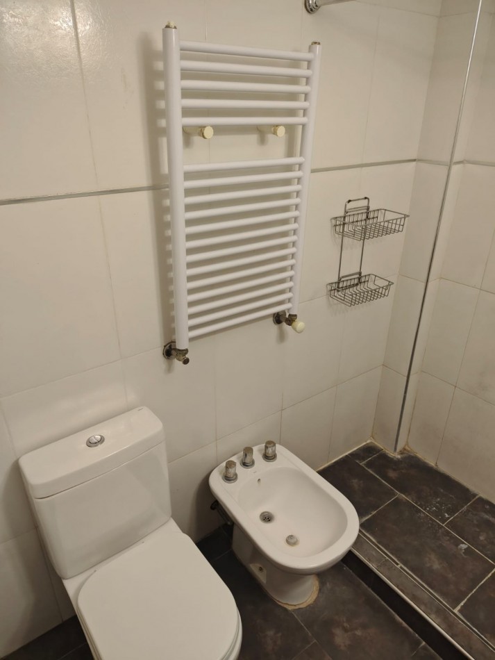 CHALET DE 4 AMBIENTES EN BARRIO CAISAMAR