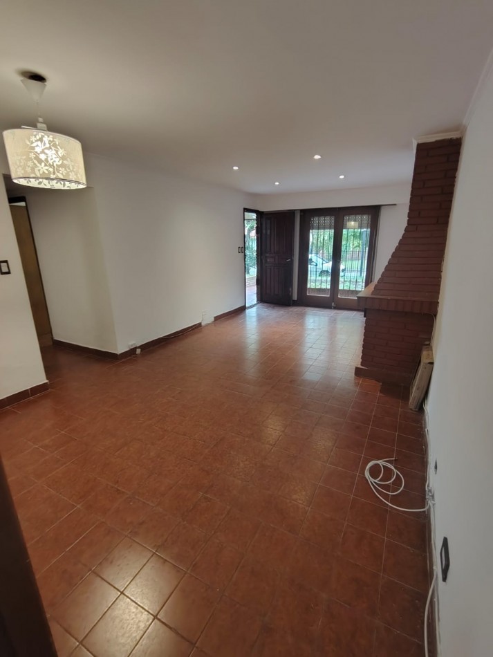 CHALET DE 4 AMBIENTES EN BARRIO CAISAMAR