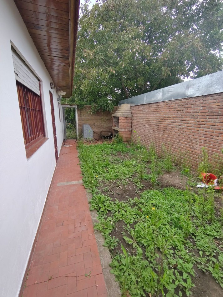 CHALET DE 4 AMBIENTES EN BARRIO CAISAMAR