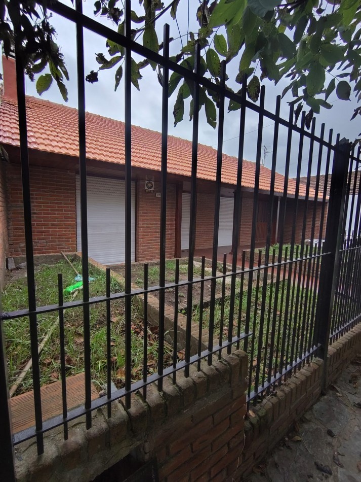 CHALET DE 4 AMBIENTES EN BARRIO CAISAMAR