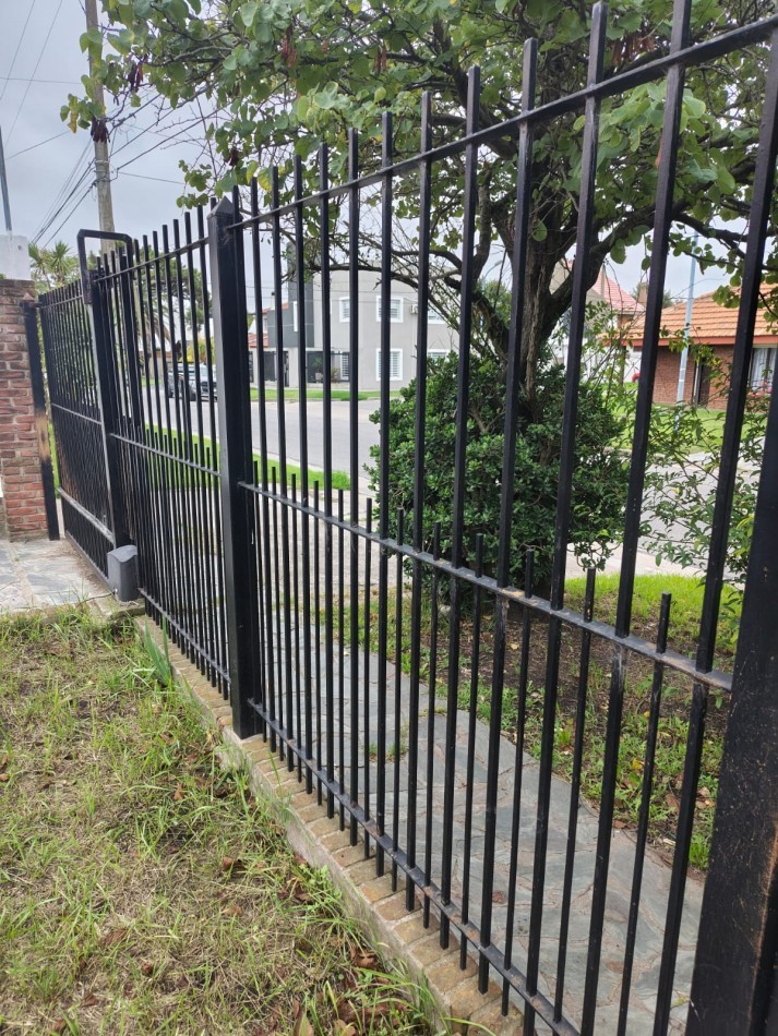 CHALET DE 4 AMBIENTES EN BARRIO CAISAMAR