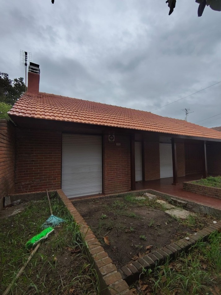 CHALET DE 4 AMBIENTES EN BARRIO CAISAMAR