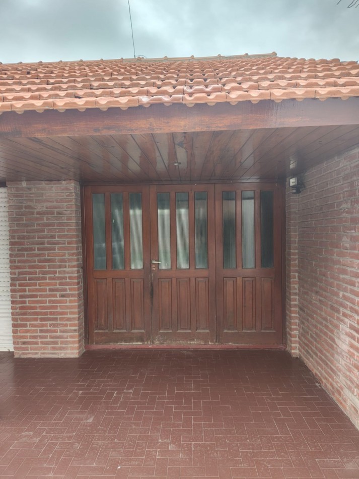 CHALET DE 4 AMBIENTES EN BARRIO CAISAMAR