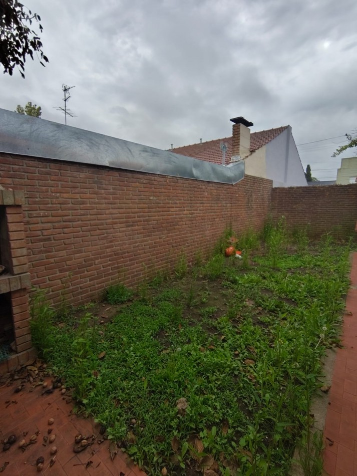 CHALET DE 4 AMBIENTES EN BARRIO CAISAMAR