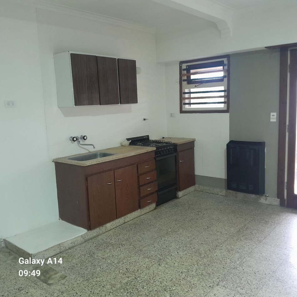 PH DE 2 AMBIENTES EN PRIMER PISO A LA CALLE