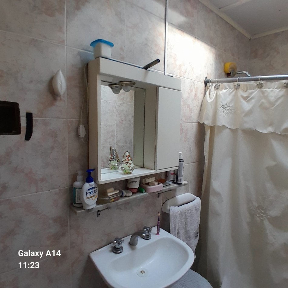 CASA CON GRAN LOTE EN BARRIO SARMIENTO.