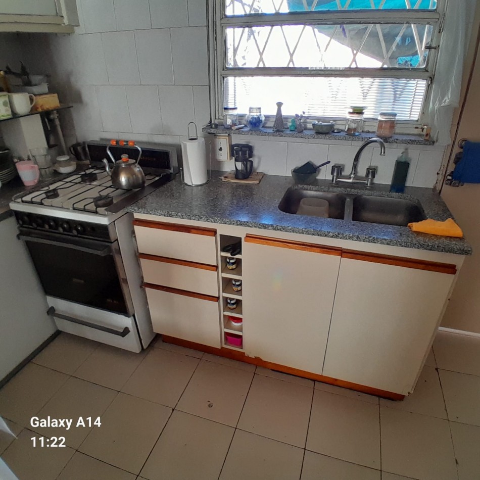 CASA CON GRAN LOTE EN BARRIO SARMIENTO.