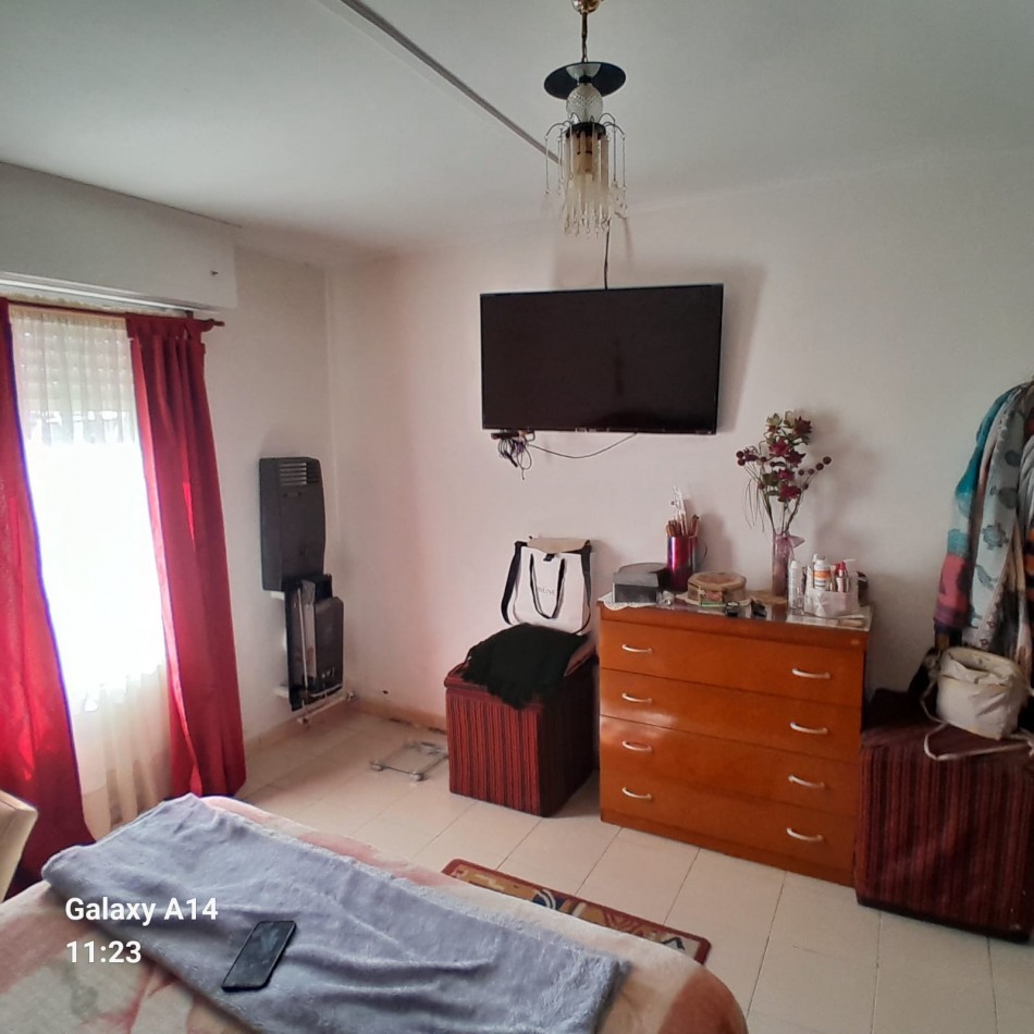 CASA CON GRAN LOTE EN BARRIO SARMIENTO.