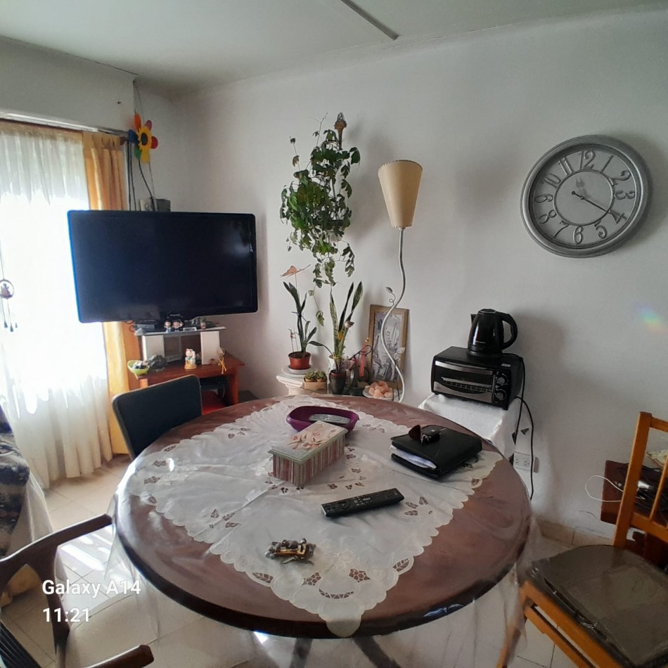 CASA CON GRAN LOTE EN BARRIO SARMIENTO.